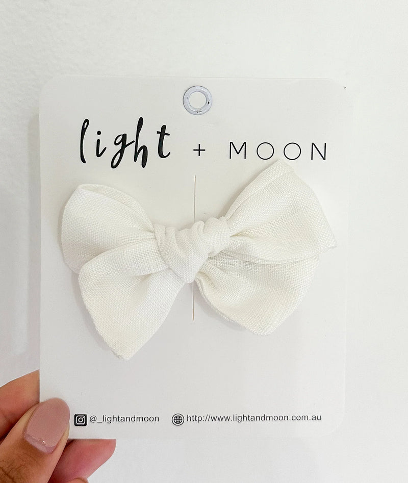 Light and Moon-White Linen Bow Alligator Clip