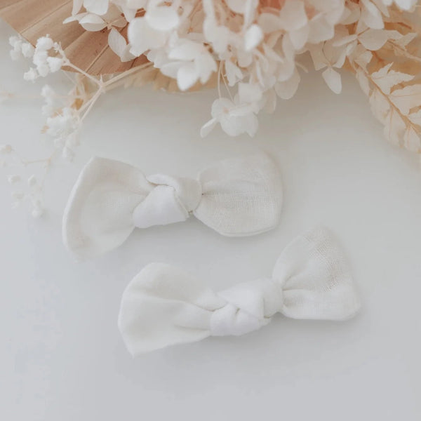 Light and Moon-White Linen Bow Clip Set